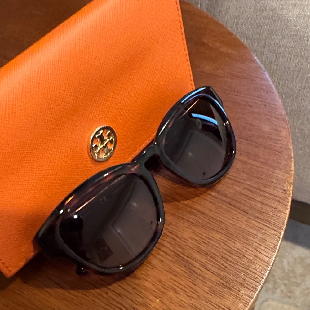 Tory Burch Orange Wallet and Sunglasses Set - Picture 9 of 9